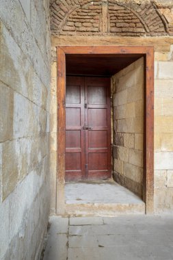 Gömme ahşap yaşlı oyulmuş kapı ve taş duvar