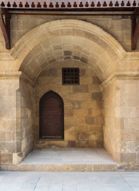 Ahşap grunge kapı ve pencere gömme taş tuğla duvara Interleaved ahşap ızgara ile kaplı, Kahire, Mısır