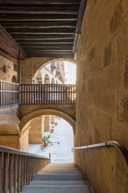 Eski bir terk edilmiş tarihi binada Ahşap korkuluk ile aşağı gidiyor merdiven