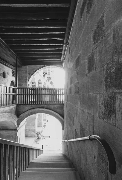 Foto en blanco y negro de escalera que baja con balaustrada de madera en un antiguo edificio histórico abandonado —  Fotos de Stock
