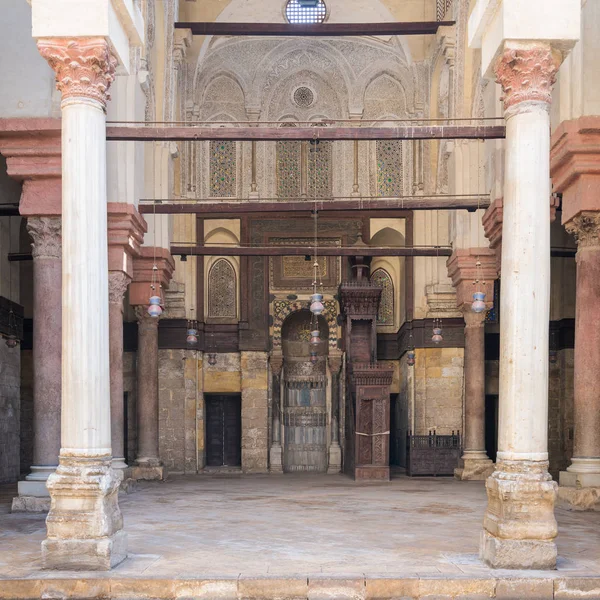 틈새 - 미라브 - 그리고 설교 - 민바르 - 술탄 칼라운 모스크, 올드 카이로, 이집트 — 스톡 사진
