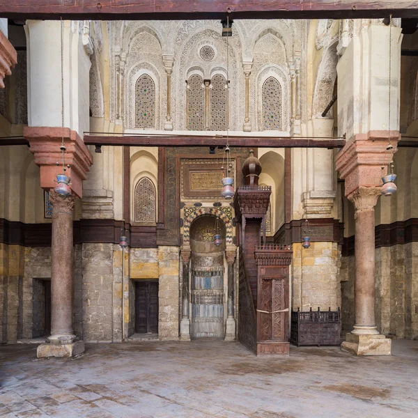 Nicho - Mihrab - y púlpito - Minbar - de la Mezquita del Sultán Qalawun, El Cairo Antiguo, Egipto — Foto de Stock