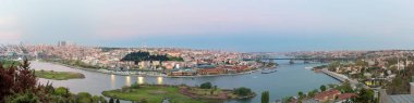 İstanbul şehir manzarası akşam saatlerinde Pierre Loti Teleferik istasyonundan, Eyup İlçesi, İstanbul, Türkiye