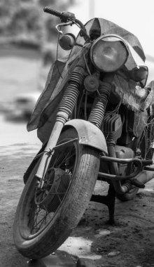 Yolda kirli tekerlekler ile motosiklet siyah beyaz çekim