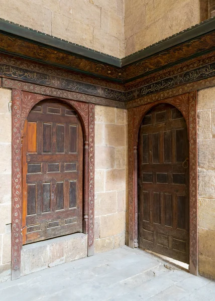 Dos puertas perpendiculares abovedadas adornadas envejecidas de madera en paredes de ladrillos de piedra —  Fotos de Stock