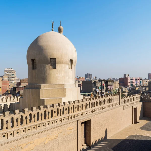伊本·图伦清真寺的围栏，露出埃米尔·萨加特米什清真寺的圆顶，开罗，埃及 — 图库照片
