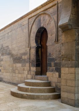 Kapalı ahşap yıpranmış kemerli kapı, Kahire, Mısır giden üç adım