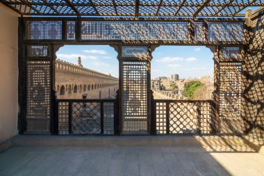 İbn Tulun Camii'ni çevreleyen geçit, ara terk edilmiş ahşap delikli duvar, Maşrabiya, Ortaçağ Kahire, Mısır
