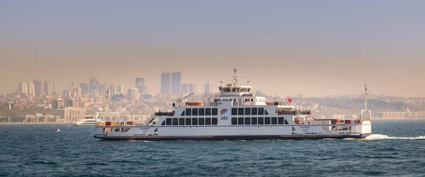 İstanbul Deniz Otobusleri A.Ş.'ye ait Sadabat adlı Türk Feribotu, Marmara Denizi'ni geçen İdo — Stok fotoğraf