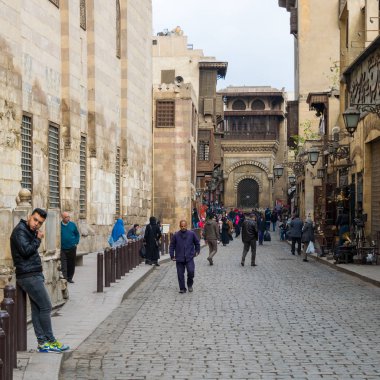 Katkhuda 'nın Sabil-Kuttab' ı ile Moez Caddesi en sondaki tarihi bina, Kahire, Mısır