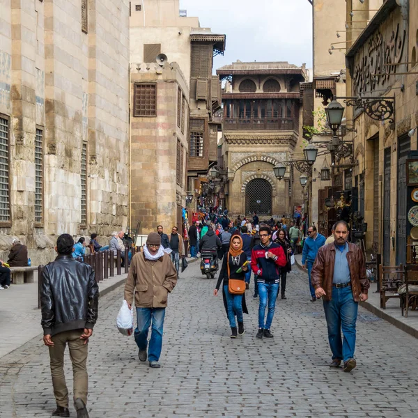 Katkhuda 'nın Sabil-Kuttab' ı ile Moez Caddesi en sondaki tarihi bina, Kahire, Mısır
