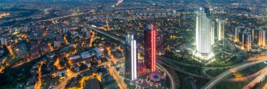 Şehir manzarası: İstanbul Sapphire gökdeleninden Boğaz'a bakan gece çekimi, İstanbul, Türkiye