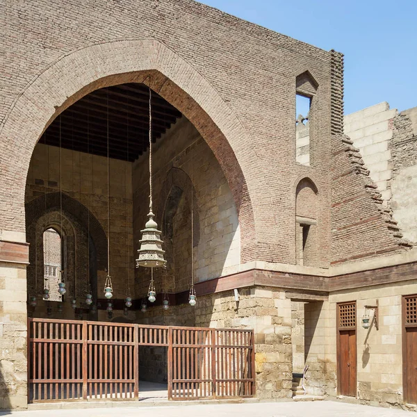 Main courtyard of public historic mosque of Sultan Al Nassir Qalawun, Cairo, Egypt — Stock Photo, Image