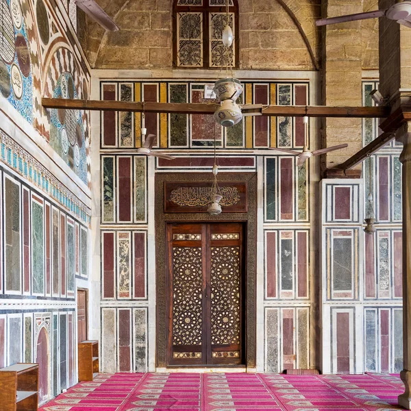 Antigua pared de mármol colorido con puerta de madera decorada con ornamentos arabescos, El Cairo, Egipto — Foto de Stock