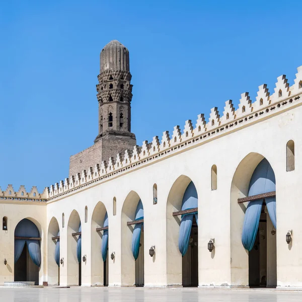 Minaret zabytkowego meczetu Al-Hakim znanego jako oświecony Meczet, ulica Moez, stary Kair, Egipt — Zdjęcie stockowe