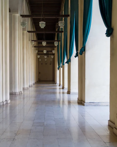 Aydınlanmış Cami olarak bilinen Al Hakim Camii'nin avlusu çevresindeki koridor, Kahire, Mısır — Stok fotoğraf