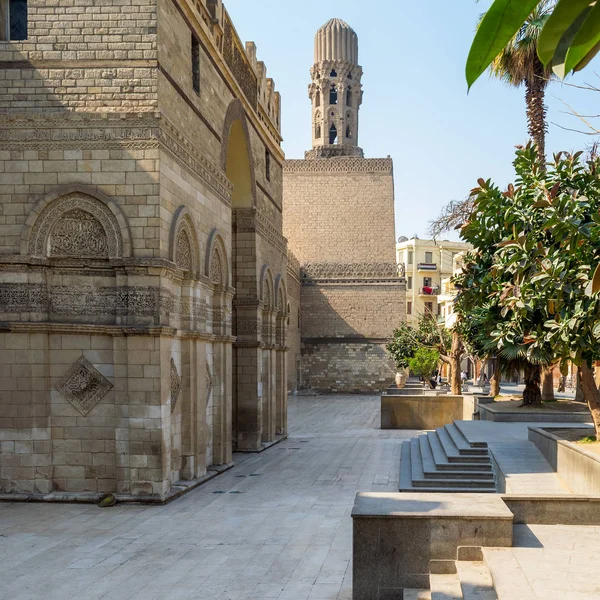 Entrada de la histórica mezquita pública Al Hakim - Mezquita Iluminada - y Minarete, calle Moez, El Cairo — Foto de Stock