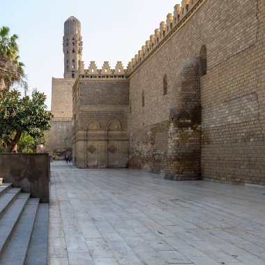 Kamu tarihi Al Hakim Camii dış duvar ve minare - Aydınlanmış Camii - Moez Street, Kahire