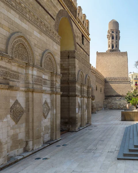 公共历史哈基姆清真寺入口 - 开明清真寺 - 和米纳雷，莫兹街，开罗 — 图库照片