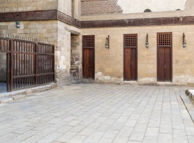 Bir taş tuğla duvar ve ahşap çit üç bitişik kapı, Sultan Al Nassir Qalawun Camii