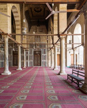 Sultan Moaaayad Camii Koridoru, renkli mermer duvar ve ahşap kapı ile biten, Kahire, Mısır