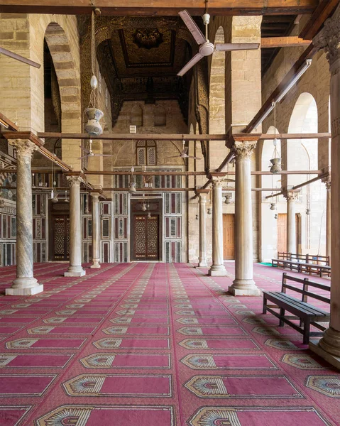 Corredor en la mezquita del sultán Moaayad, terminando con colorida pared de mármol y puerta de madera, El Cairo, Egipto — Foto de Stock