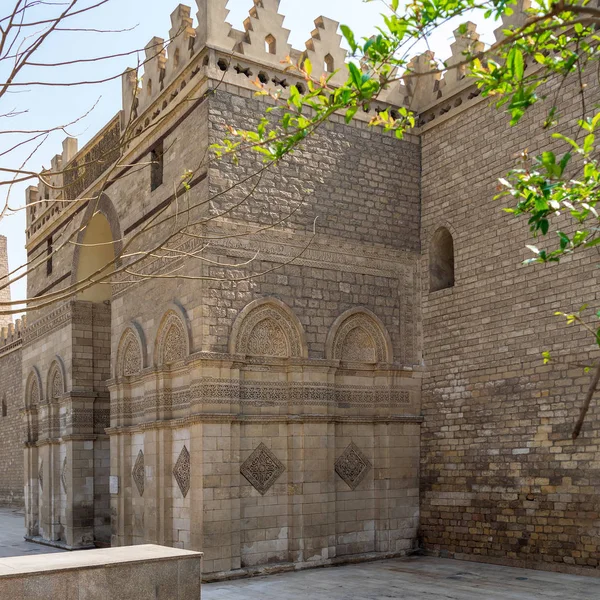 Entrada de la histórica mezquita pública Al Hakim - Mezquita Iluminada - y Minarete, calle Moez, El Cairo — Foto de Stock
