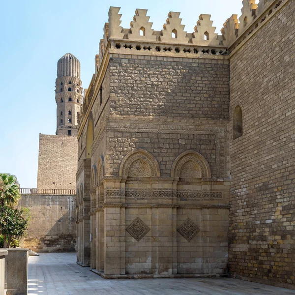 Muro exterior y alminar de la histórica mezquita pública Al Hakim - Mezquita Iluminada - Calle Moez, El Cairo — Foto de Stock