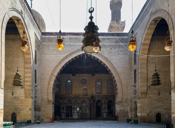 메인 이완 - 아치 - 알 아쉬라프 바스 베이, 카이로, 이집트의 역사적인 맘루크 시대 모스크의 안뜰에서 — 스톡 사진