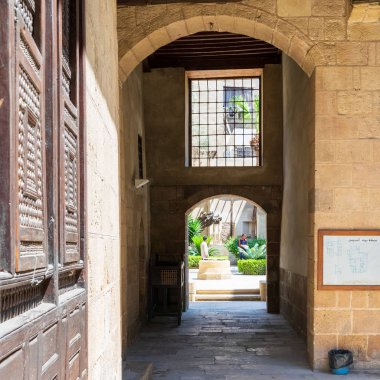 Tarihi Beit El Sehemy evinin, Kahire, Mısır 'daki avlusuna giden tuğla tuğlalı bir geçit.