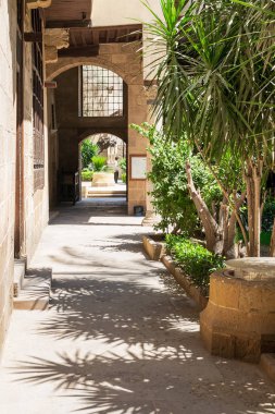 Taştan tuğlalar tarihi Beit El Sehemy evinin avlusuna açılıyor, Kahire, Mısır