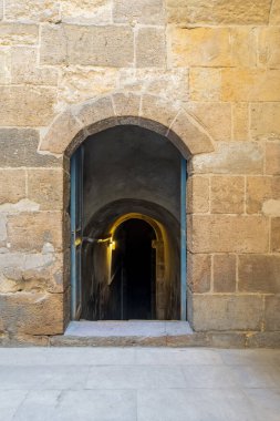 Kahire 'de El Silahdar kompleksinin altındaki su deposuna açılan ahşap kapılı taş duvarlar.