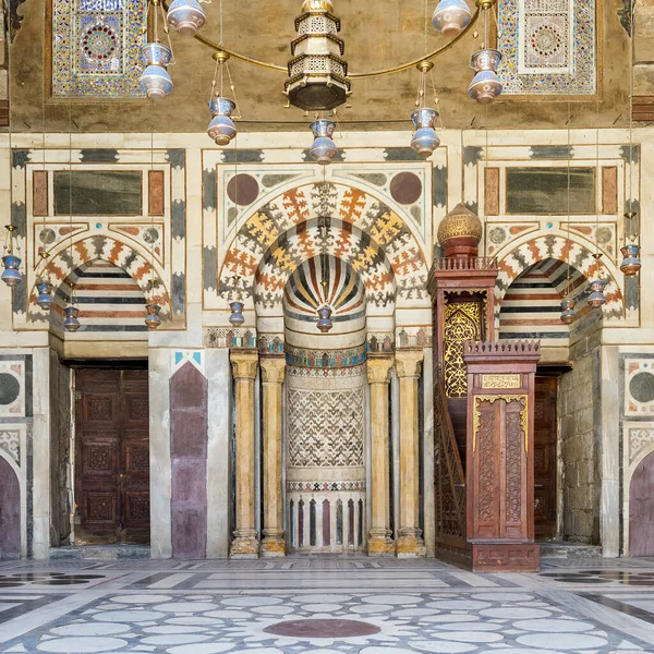 Colorida pared de mármol decorado con Mihrab y minbar de madera en la mezquita del sultán Barquq, El Cairo, Egipto — Foto de Stock