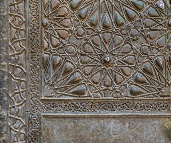 Kahire, Mısır 'daki tarihi Sultan Bask camiinin bronz kapılı süslemeleri.