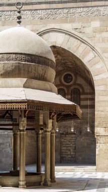 Tarihi Sultan Barquq Camii 'ndeki fıskiyenin arkasında büyük bir kemer, Kahire, Mısır