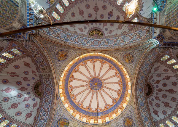 Techo decorado en la mezquita Sultan Ahmed - Mezquita Azul - Estambul, Turquía —  Fotos de Stock