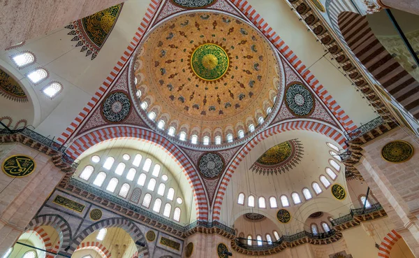Techo decorado en la mezquita Sultan Ahmed - Mezquita Azul - Estambul, Turquía —  Fotos de Stock