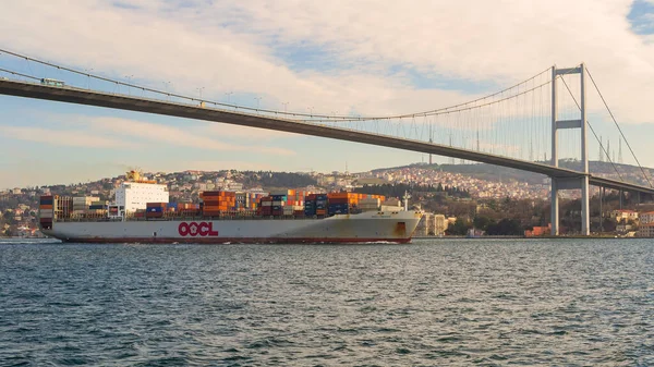 Bateau porte-conteneurs chargé appartenant à Orient Overseas Container Line passant le pont du Bosphore, Istanbul — Photo