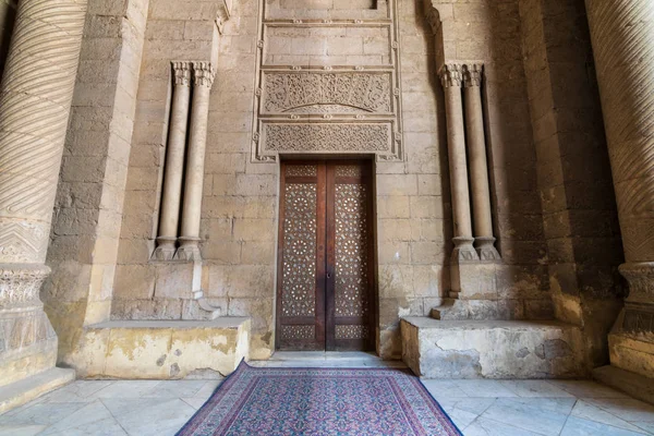 Arabesque ile dış eski dekore edilmiş tuğla taş duvar ahşap kapı al Rifai Camii, önde gelen taş süslü silindirik sütunları tarafından çerçeveli dekore edilmiş eski Kahire, Mısır