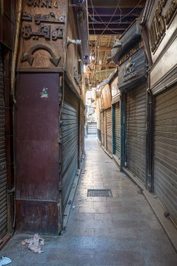 Tarihsel Mamluk dönemi Khan al-Khalili Çarşısı ve Souq, Covid-19 tecridi sırasında kapatıldı, Kahire, Mısır