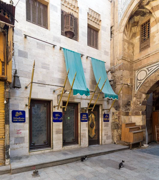 현대의 유명 한 나구 브 마흐 푸 즈 커피 하우스 (Naguib Mahfouz coffeehouse), 코비 디온 19 호 폐쇄 기간에 문을 닫음, 카이로의 칸알 칼 리리 — 스톡 사진