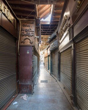 Tarihsel Mamluk dönemi Khan al-Khalili Çarşısı ve Souq, Covid-19 tecridi sırasında kapatıldı, Kahire, Mısır