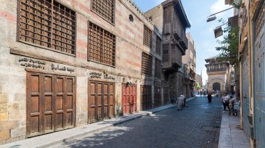 Katkhuda 'nın Sabil-Kuttab' ı ile Moez Caddesi en sondaki tarihi bina, Kahire, Mısır
