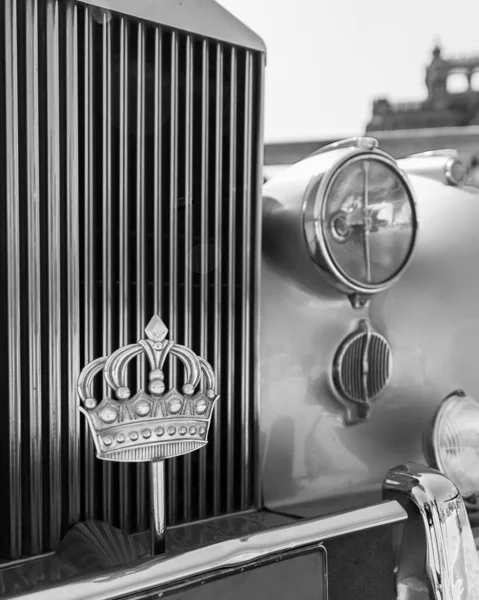 1945年侯赛因国王劳斯莱斯与约旦王冠的汽车 — 图库照片