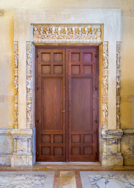 Puerta de madera en puerta ornamental —  Fotos de Stock