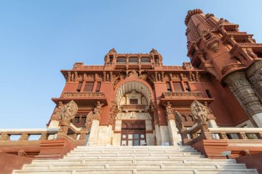 Baron Empain Sarayı, Kahire 'nin Angkor Wat kentindeki Kamboçya Hindu tapınağından esinlenilmiş tarihi bir konak.