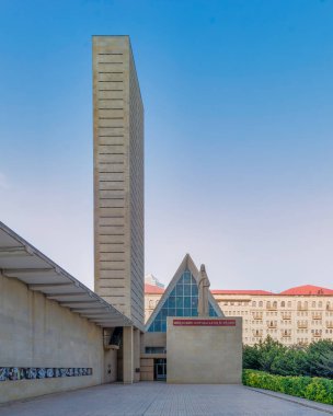 Kutsal Meryem Katolik Kilisesi, yüksek çan kulesi ve Bakü, Azerbaycan 'da açık bir gökyüzünün altında Meryem Ana heykeli olan modern bir Katolik kilisesi.