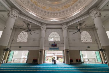 El-Buhari Vakfı Camii, Kuala Lumpur, Malezya. Beyaz sütunlar, Arapça kaligrafi, geometrik pencereler ve mavi seccade ile süslü kubbe bu İslami mimari alanı tanımlar