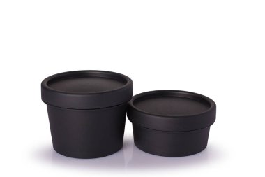 Siyah plastik kozmetik kavanoz. Beyaz arka plan üzerinde izole