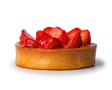 Beyaz arka plan üzerinde izole çilekli kek. Tatlılar.